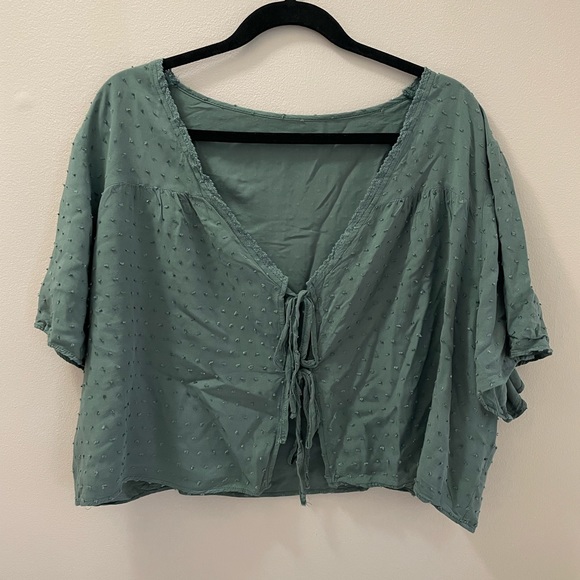 PLUS SIZE Swiss Dot Crop Top - Picture 2 of 4